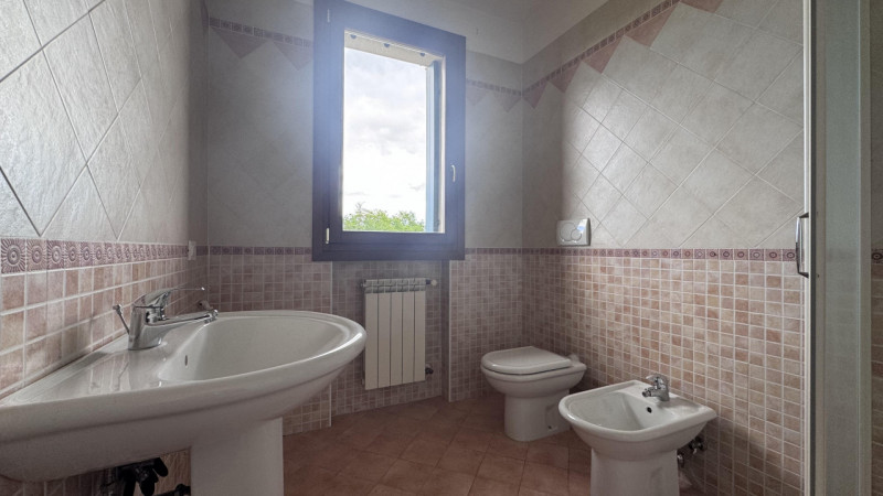 In zona residenziale a Bovolenta (5 km da Conselve e/o Casalserugo), in una palazzina moderna dal...