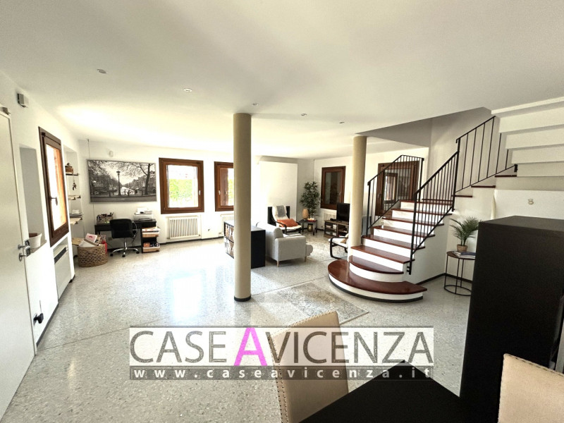 CAMISANO VICENTINO - C.E.F - ABITARE IN CENTRO in una signorile Villa con GIARDINO privato.  LA T...