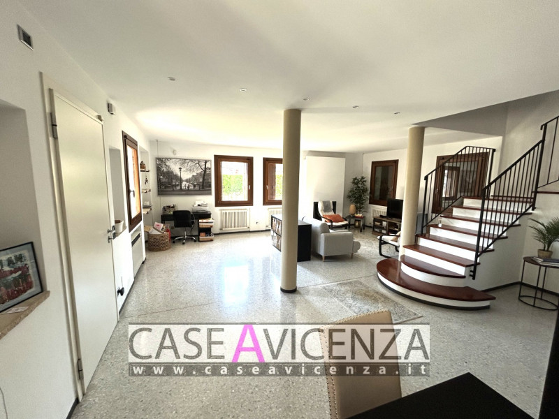 CAMISANO VICENTINO - C.E.F - ABITARE IN CENTRO in una signorile Villa con GIARDINO privato.  LA T...