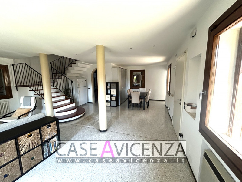 CAMISANO VICENTINO - C.E.F - ABITARE IN CENTRO in una signorile Villa con GIARDINO privato.  LA T...