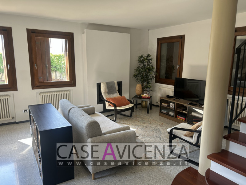 CAMISANO VICENTINO - C.E.F - ABITARE IN CENTRO in una signorile Villa con GIARDINO privato.  LA T...