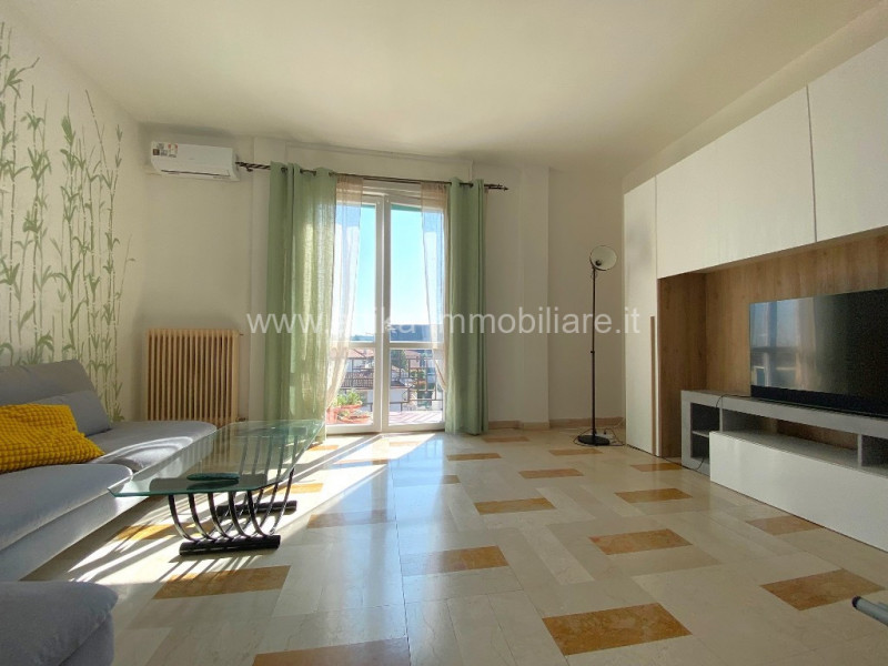 Nel cuore pulsante di Rovigo, vi presentiamo un'opportunità imperdibile: un appartamento quadrilo...