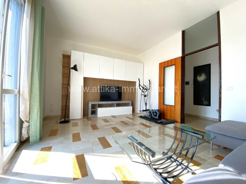 Nel cuore pulsante di Rovigo, vi presentiamo un'opportunità imperdibile: un appartamento quadrilo...