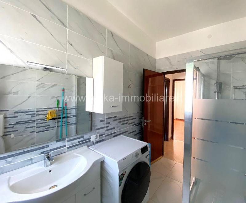 Nel cuore pulsante di Rovigo, vi presentiamo un'opportunità imperdibile: un appartamento quadrilo...