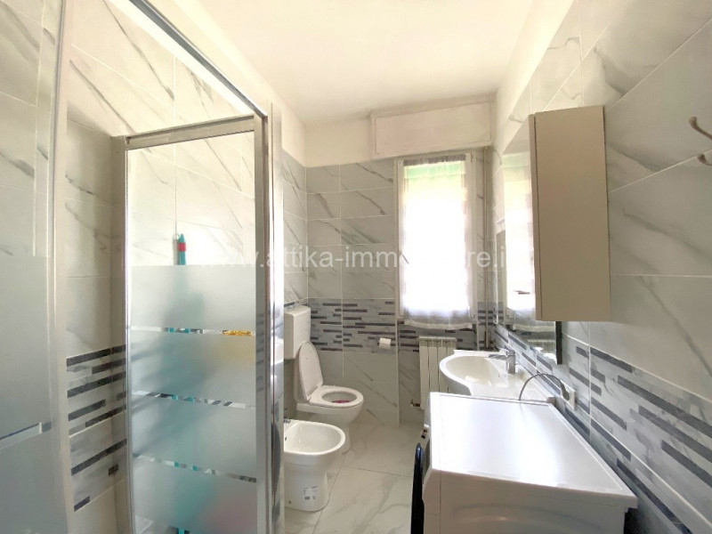 Nel cuore pulsante di Rovigo, vi presentiamo un'opportunità imperdibile: un appartamento quadrilo...