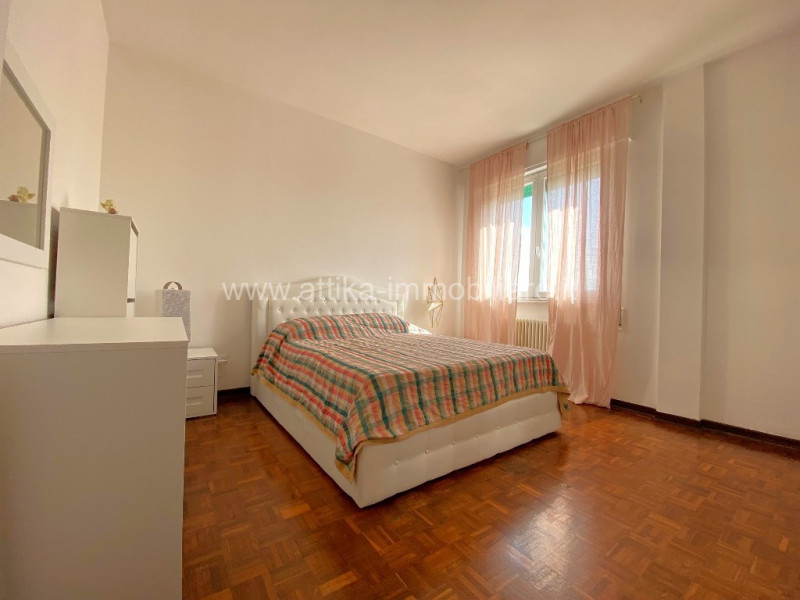 Nel cuore pulsante di Rovigo, vi presentiamo un'opportunità imperdibile: un appartamento quadrilo...