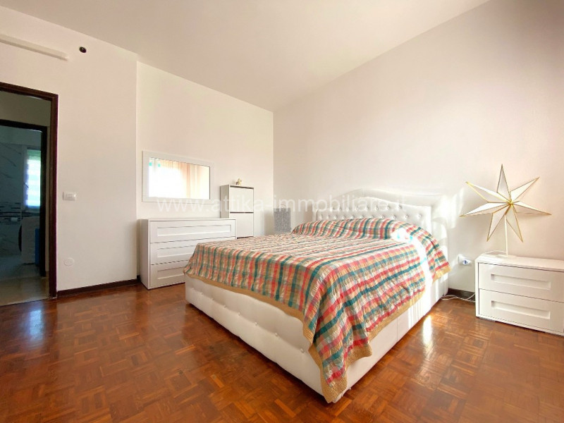 Nel cuore pulsante di Rovigo, vi presentiamo un'opportunità imperdibile: un appartamento quadrilo...