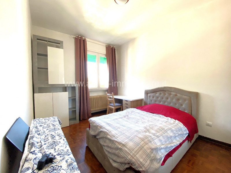 Nel cuore pulsante di Rovigo, vi presentiamo un'opportunità imperdibile: un appartamento quadrilo...