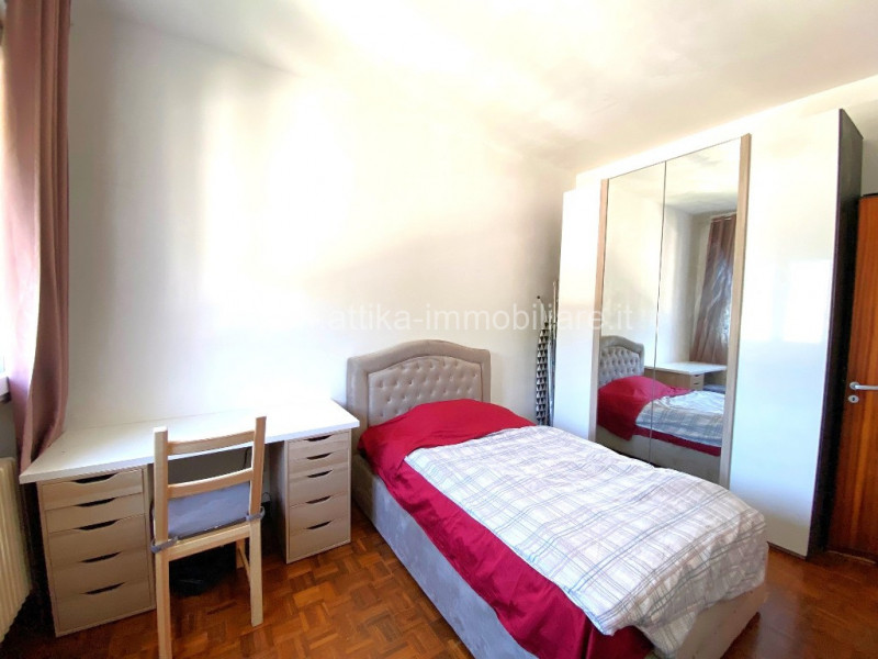 Nel cuore pulsante di Rovigo, vi presentiamo un'opportunità imperdibile: un appartamento quadrilo...