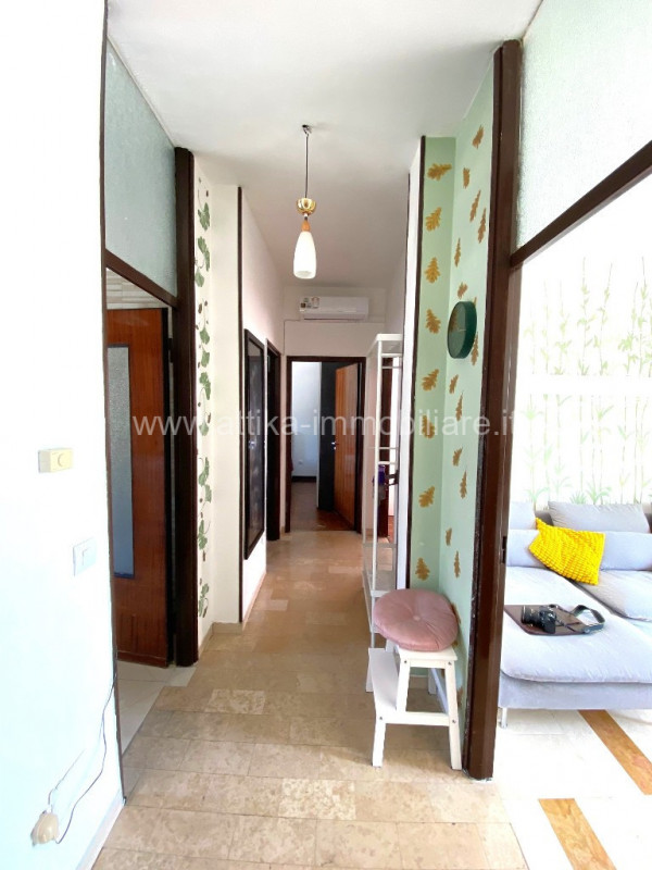 Nel cuore pulsante di Rovigo, vi presentiamo un'opportunità imperdibile: un appartamento quadrilo...