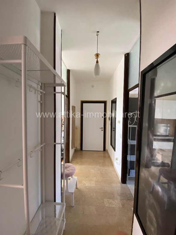 Nel cuore pulsante di Rovigo, vi presentiamo un'opportunità imperdibile: un appartamento quadrilo...