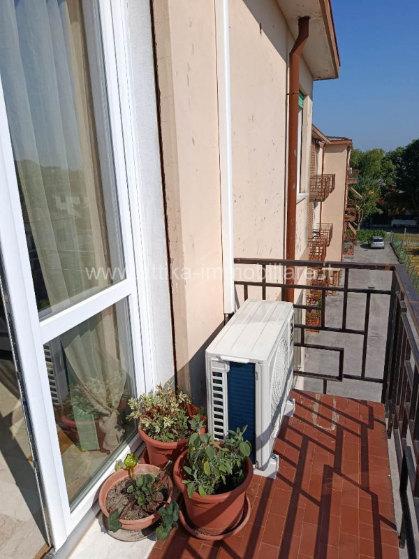 Nel cuore pulsante di Rovigo, vi presentiamo un'opportunità imperdibile: un appartamento quadrilo...