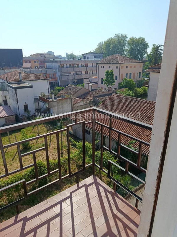 Nel cuore pulsante di Rovigo, vi presentiamo un'opportunità imperdibile: un appartamento quadrilo...