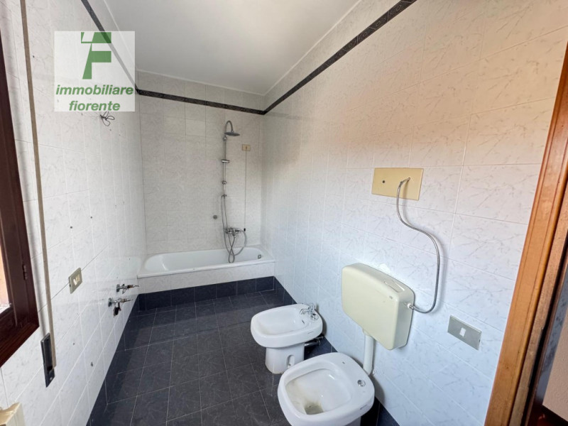 In posizione invidiabile, comodissima a tutti i servizi a piedi municipio, scuole, fermata dell'a...