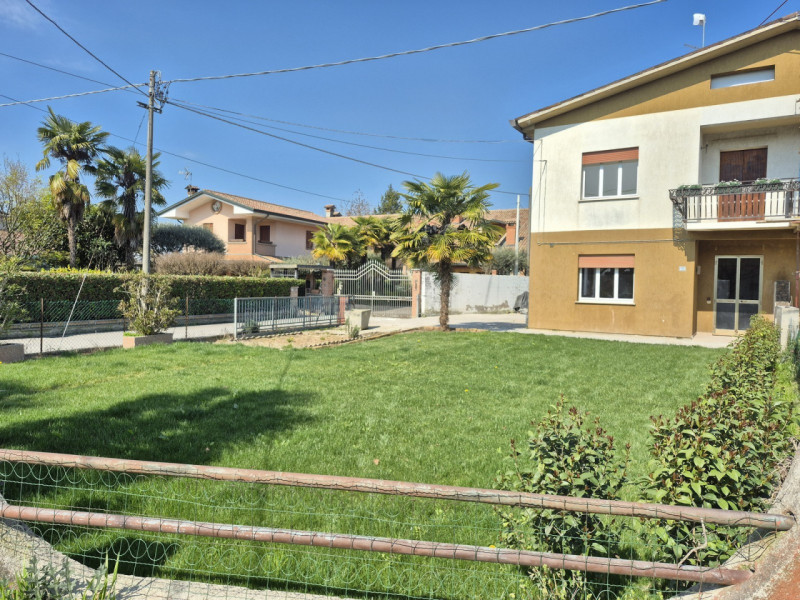 A San Giorgio in Brenta, al confine con Cittadella, proponiamo in vendita una porzione di bifamil...