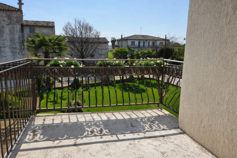 A San Giorgio in Brenta, al confine con Cittadella, proponiamo in vendita una porzione di bifamil...