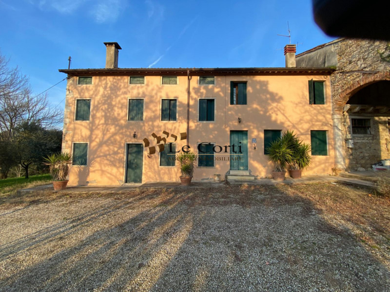 Ai piedi delle colline di Sarego, proponiamo in vendita un affascinante rustico da ristrutturare,...