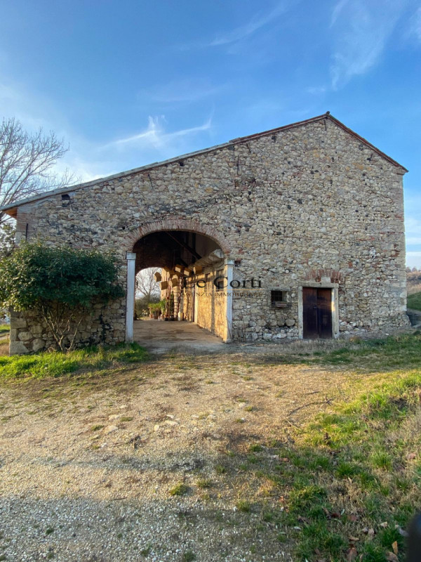 Ai piedi delle colline di Sarego, proponiamo in vendita un affascinante rustico da ristrutturare,...