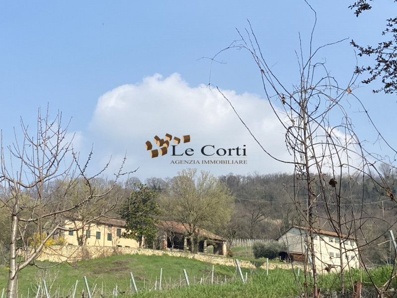 Ai piedi delle colline di Sarego, proponiamo in vendita un affascinante rustico da ristrutturare,...