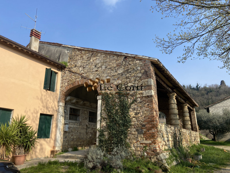 Ai piedi delle colline di Sarego, proponiamo in vendita un affascinante rustico da ristrutturare,...