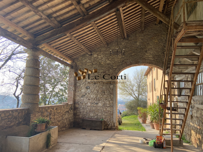 Ai piedi delle colline di Sarego, proponiamo in vendita un affascinante rustico da ristrutturare,...