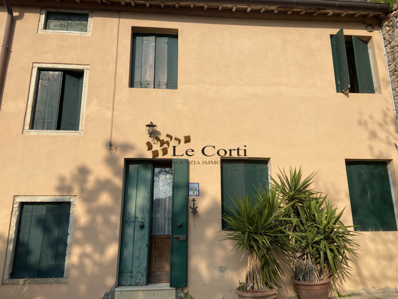 Ai piedi delle colline di Sarego, proponiamo in vendita un affascinante rustico da ristrutturare,...