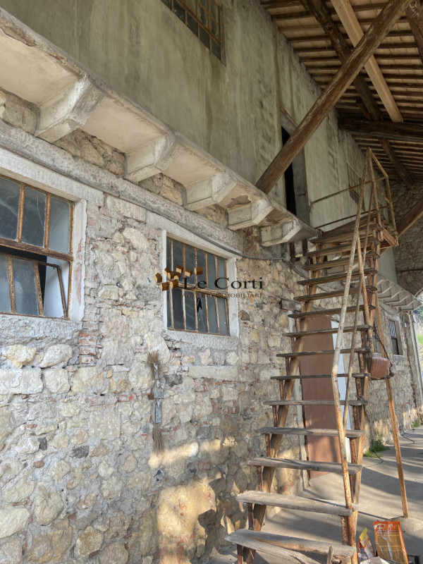 Ai piedi delle colline di Sarego, proponiamo in vendita un affascinante rustico da ristrutturare,...