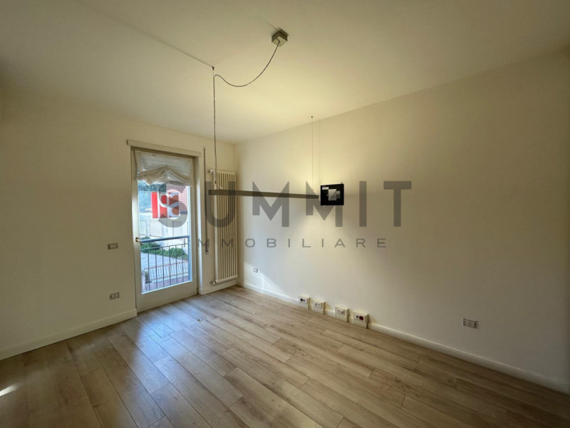 THIENE - CENTRO:  Ampio e raffinato UFFICIO semiarredato di circa 180 mq. al primo piano di un im...