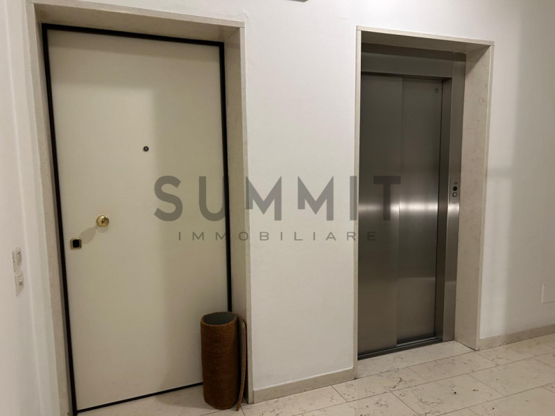 THIENE - CENTRO:  Ampio e raffinato UFFICIO semiarredato di circa 180 mq. al primo piano di un im...