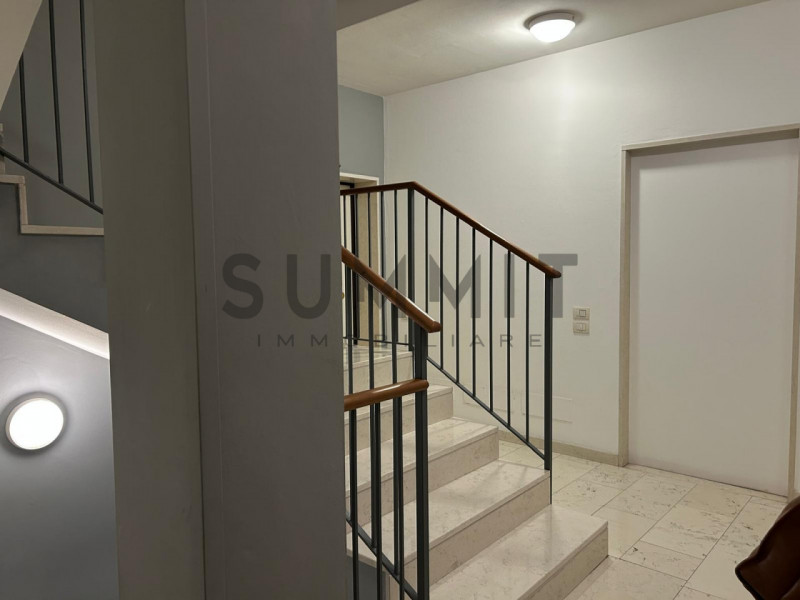 THIENE - CENTRO:  Ampio e raffinato UFFICIO semiarredato di circa 180 mq. al primo piano di un im...