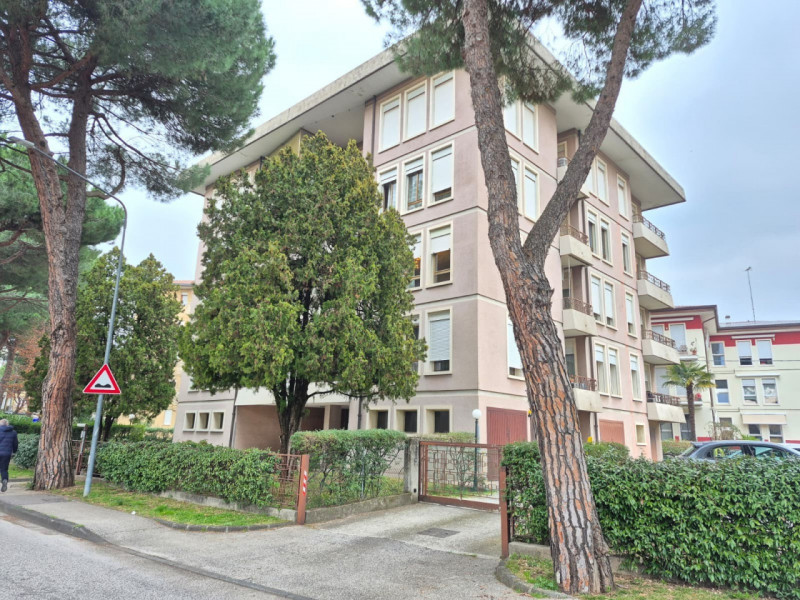 In una zona residenziale tranquilla e ben servita, nel quartiere Firenze di Bassano del Grappa, c...