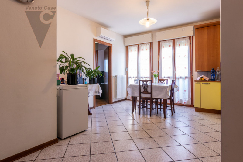 In un bellissimo quartiere residenziale dotato di ampie aree verdi, proponiamo luminoso appartame...