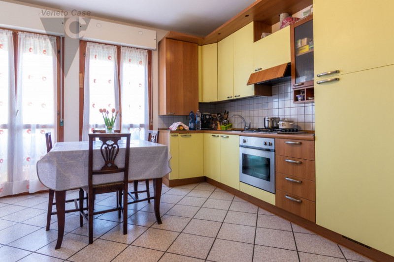 In un bellissimo quartiere residenziale dotato di ampie aree verdi, proponiamo luminoso appartame...