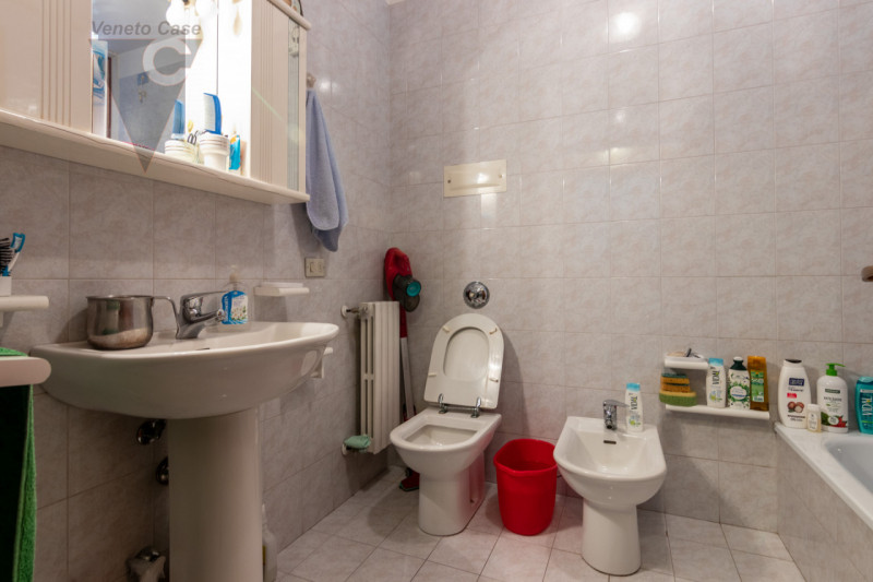 In un bellissimo quartiere residenziale dotato di ampie aree verdi, proponiamo luminoso appartame...