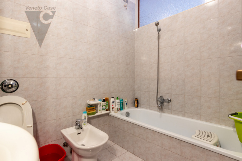 In un bellissimo quartiere residenziale dotato di ampie aree verdi, proponiamo luminoso appartame...