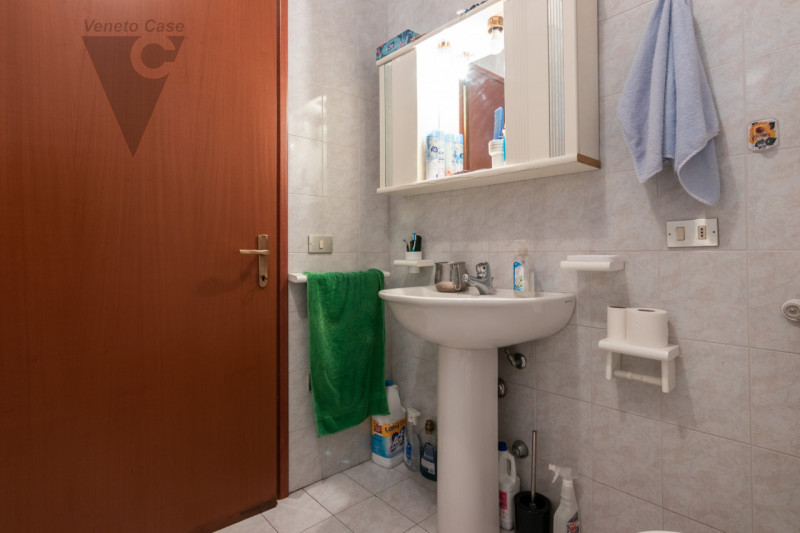 In un bellissimo quartiere residenziale dotato di ampie aree verdi, proponiamo luminoso appartame...