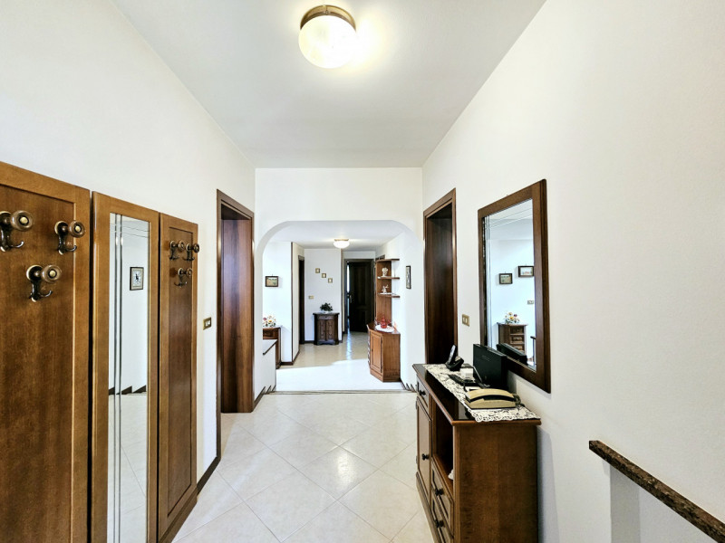 Proponiamo in vendita una splendida casa singola, situata nel centro di Megliadino San Vitale, id...