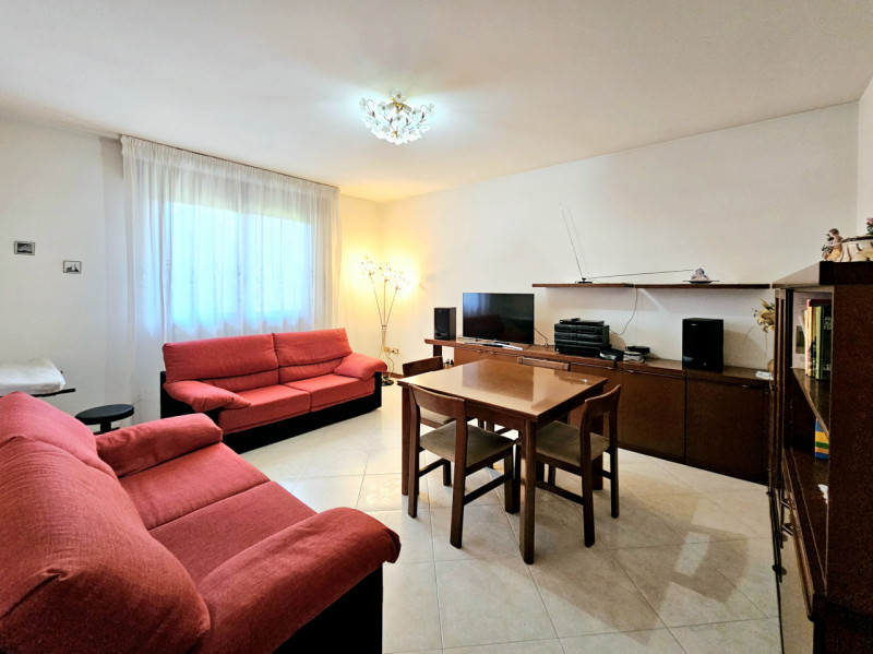 Proponiamo in vendita una splendida casa singola, situata nel centro di Megliadino San Vitale, id...