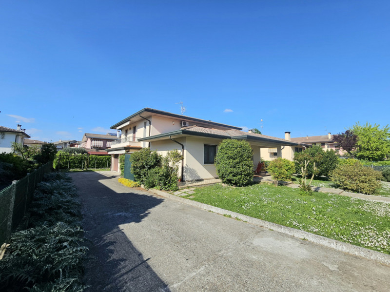 Proponiamo in vendita una splendida casa singola, situata nel centro di Megliadino San Vitale, id...