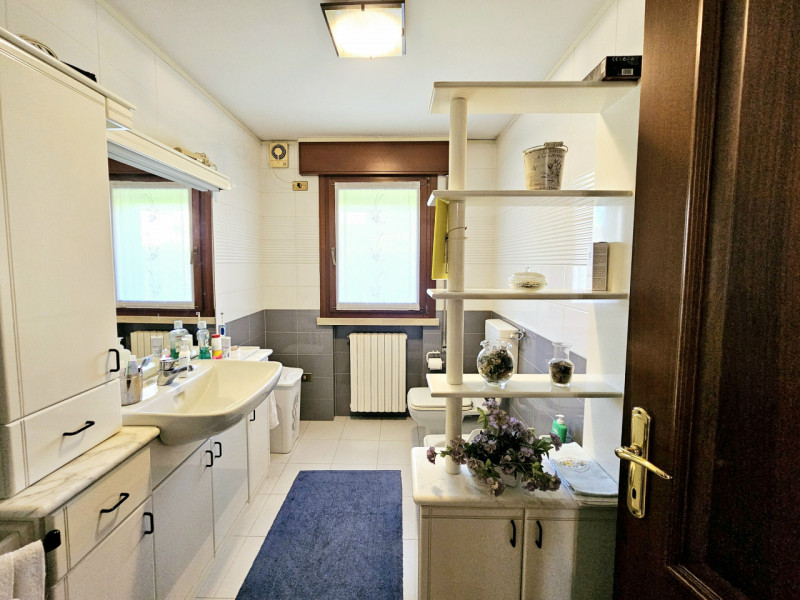 Proponiamo in vendita una splendida casa singola, situata nel centro di Megliadino San Vitale, id...