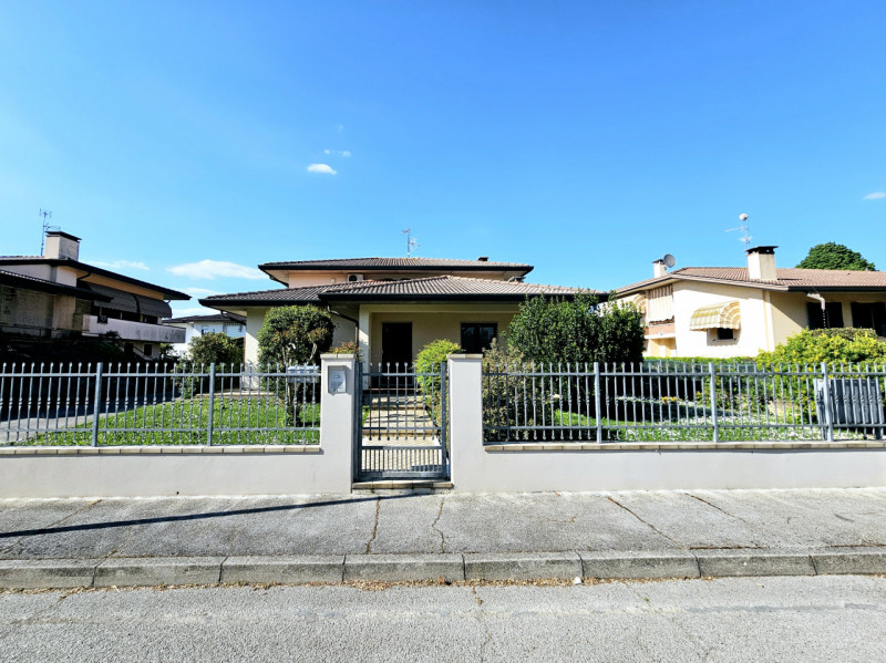 Proponiamo in vendita una splendida casa singola, situata nel centro di Megliadino San Vitale, id...