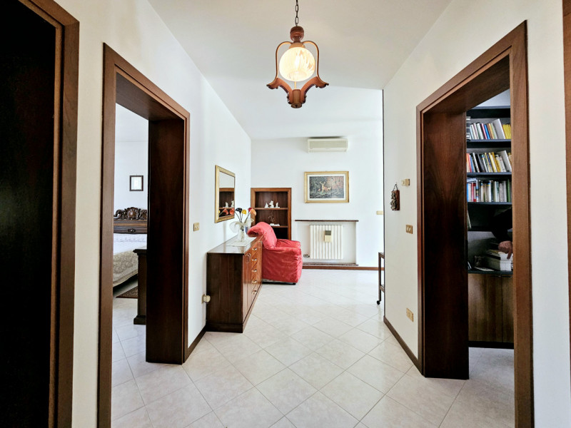 Proponiamo in vendita una splendida casa singola, situata nel centro di Megliadino San Vitale, id...