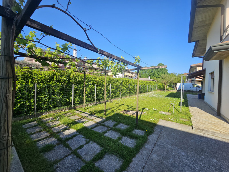Proponiamo in vendita una splendida casa singola, situata nel centro di Megliadino San Vitale, id...