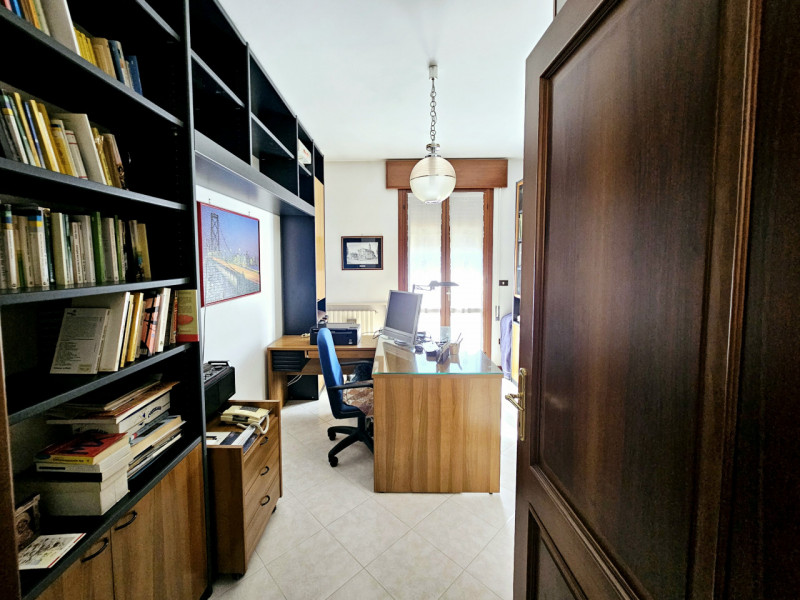 Proponiamo in vendita una splendida casa singola, situata nel centro di Megliadino San Vitale, id...