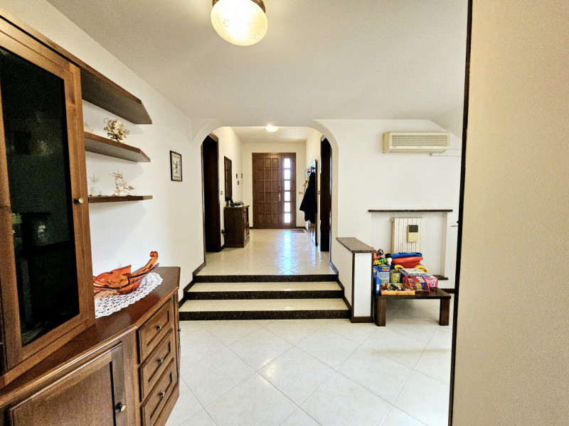 Proponiamo in vendita una splendida casa singola, situata nel centro di Megliadino San Vitale, id...