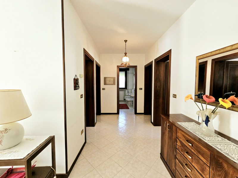 Proponiamo in vendita una splendida casa singola, situata nel centro di Megliadino San Vitale, id...