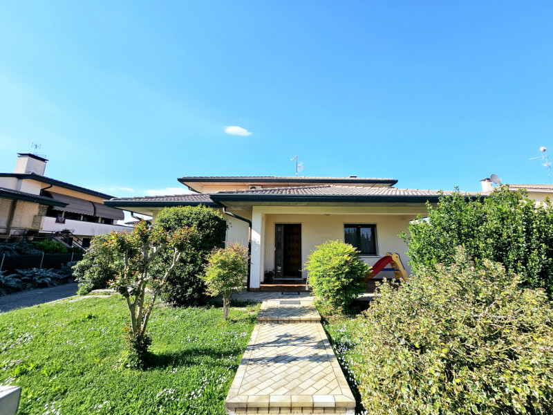 Proponiamo in vendita una splendida casa singola, situata nel centro di Megliadino San Vitale, id...