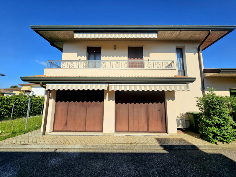 Proponiamo in vendita una splendida casa singola, situata nel centro di Megliadino San Vitale, id...