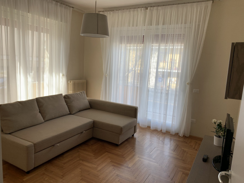 In contesto residenziale comodo a tutti i principali servizi, proponiamo in locazione per uso TRA...