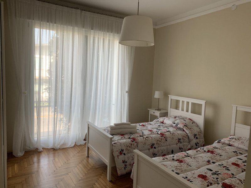 In contesto residenziale comodo a tutti i principali servizi, proponiamo in locazione per uso TRA...